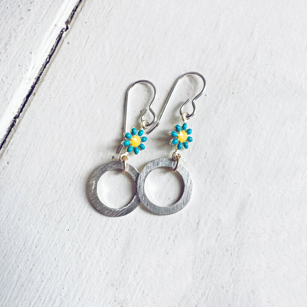 daisy ring // enamel daisy flower and silver plated circle ring earrings