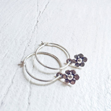 daisy // teeny tiny sterling silver daisy flower sleeper earrings?